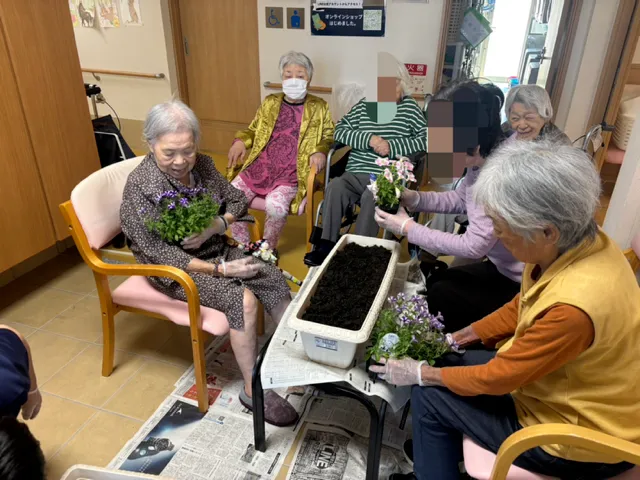 みんなで楽しく花植え（せせらぎの里）